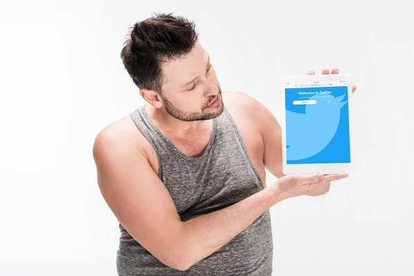 Υπέρβαρο Άνθρωπος Που Δείχνει Ψηφιακό Δισκίο Την Εφαρμογή Twitter Στην — Φωτογραφία Αρχείου