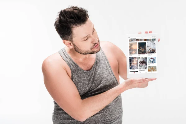 Sobrepeso Hombre Mostrando Tableta Digital Con Pinterest Aplicación Pantalla Aislado — Foto de Stock