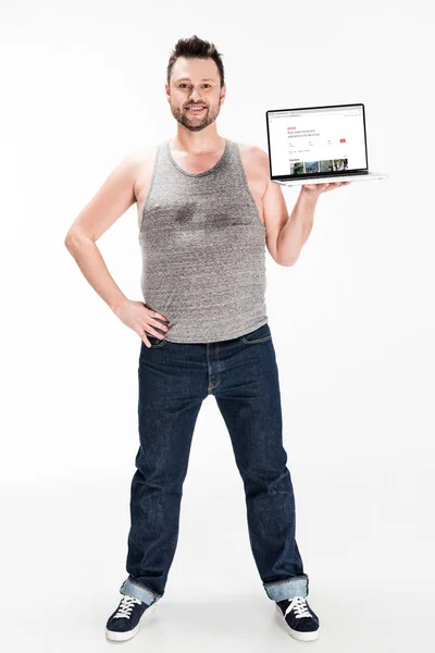 Smiling Overweight Man Looking Camera Presenting Laptop Airbnb Website Screen — Stock Photo, Image