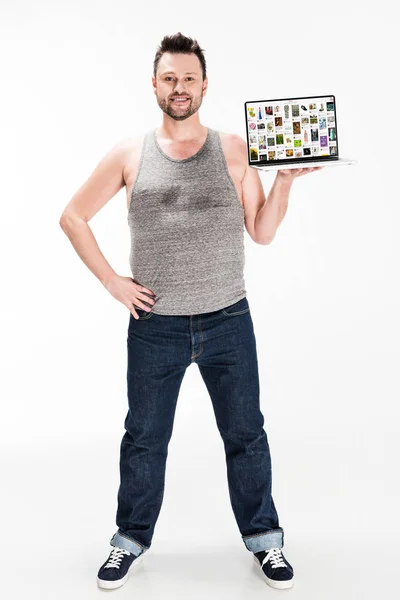 Smiling Overweight Man Looking Camera Presenting Laptop Pinterest Website Screen — Stock Photo, Image