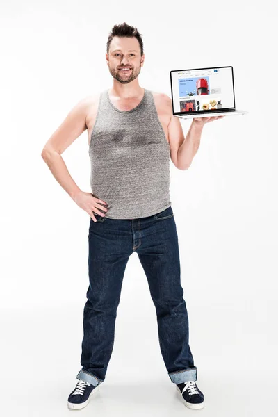 Smiling Overweight Man Looking Camera Presenting Laptop Ebay Website Screen — Stock Photo, Image