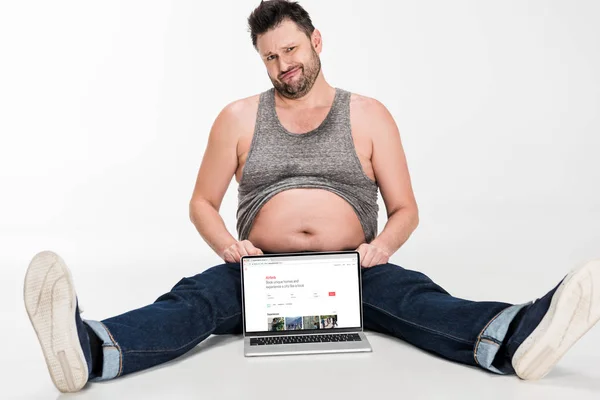 Skeptical Overweight Man Making Facial Expression Sitting Laptop Airbnb Website — Stock Photo, Image