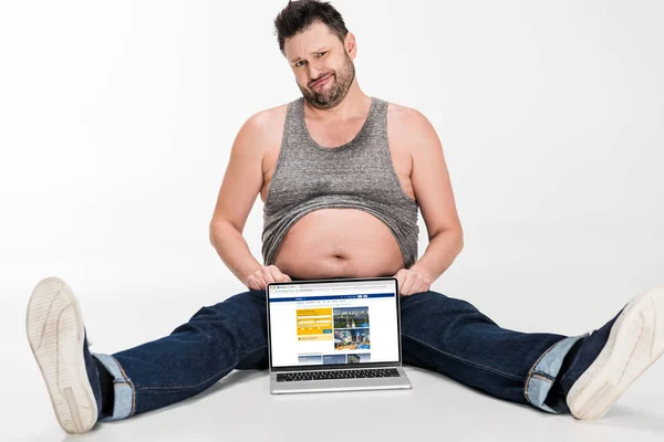 Skeptisk Övervikt Man Gör Ansiktsuttryck Och Sitter Med Laptop Med — Stockfoto