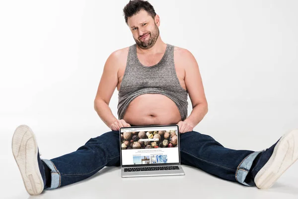 Escéptico Hombre Con Sobrepeso Haciendo Expresión Facial Sentado Con Ordenador — Foto de Stock