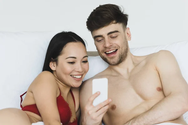 Bela Asiática Mulher Vermelho Lingerie Usando Smartphone Com Bonito Namorado — Fotografia de Stock