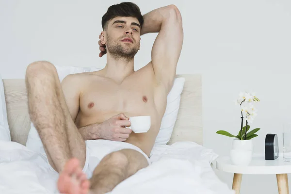 Selektiv Fokus Funderande Leende Man Kalsonger Som Ligger Sängen Med — Stockfoto