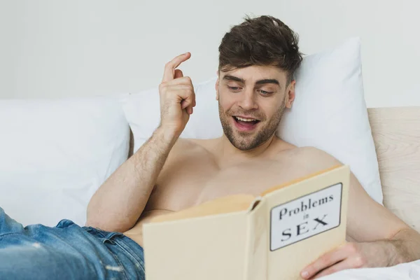 Hombre Guapo Sin Camisa Pantalones Vaqueros Azules Problemas Lectura Libro — Foto de Stock