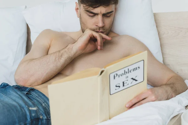 Enfoque Selectivo Hombre Sin Camisa Reflexivo Problemas Lectura Libro Sexo — Foto de Stock