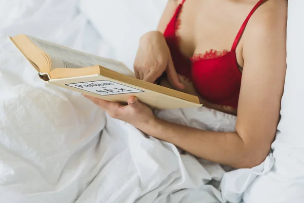 Corte Vista Mulher Sutiã Vermelho Deitado Leitura Problemas Livro Sexo — Fotografia de Stock