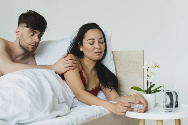 Guapo Hombre Tocando Hombro Molesto Asiático Novia Celebración Anticonceptivos Píldoras — Foto de Stock