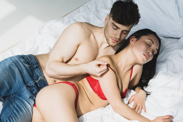 Сексуальний Сорочки Чоловік Цілує Пристрасну Азіатську Дівчину Червоній Білизні Лежачи — стокове фото