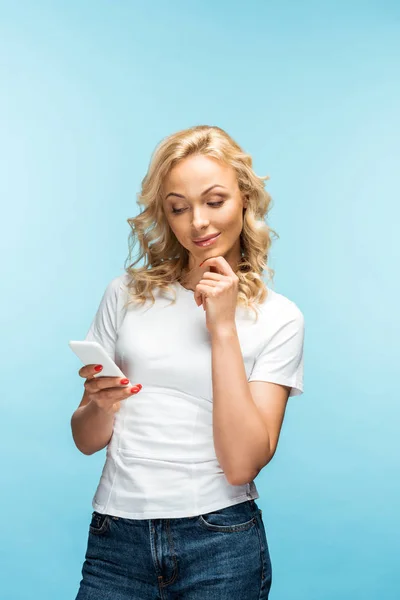 Femme Blonde Coûteuse Attrayante Regardant Smartphone Sur Bleu — Photo