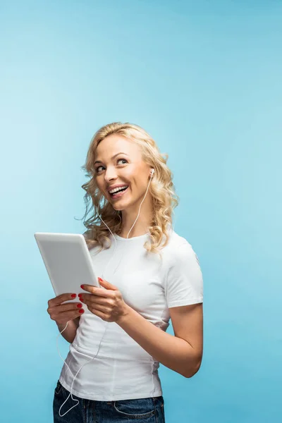 Lycklig Blond Kvinna Lyssnar Musik Hörlurar Medan Håller Digital Tablet — Stockfoto
