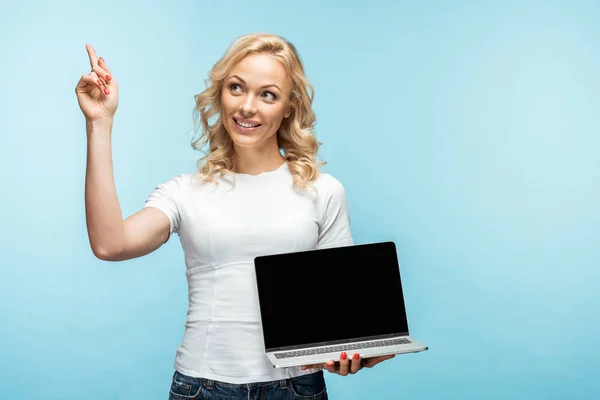 Happy Blonde Woman Holding Laptop Blank Screen Gesturing Blue — Stock Photo, Image