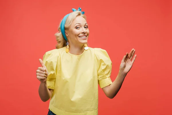 Lycklig Blond Kvinna Blått Pannband Som Visar Tummen Upp Rött — Stockfoto