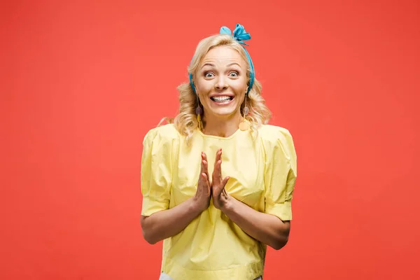 Opgewonden Blonde Vrouw Blauwe Hoofdband Klappen Handen Rood — Stockfoto