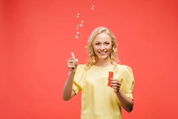 Alegre Rubia Mujer Sosteniendo Botella Cerca Jabón Burbujas Mostrando Pulgar — Foto de Stock