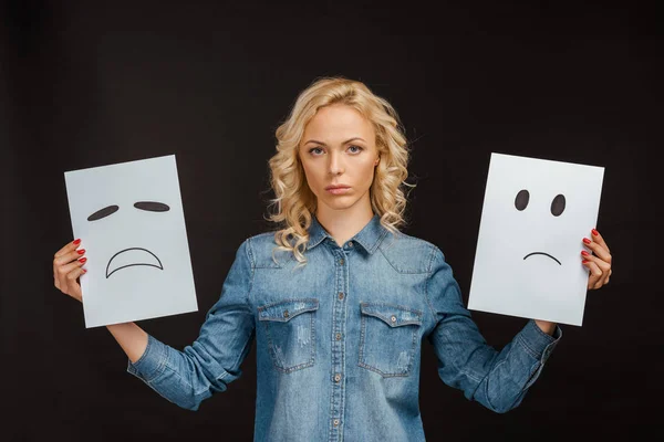 Verärgerte Blonde Frau Hält Karten Mit Traurigen Gefühlen Auf Schwarz — Stockfoto