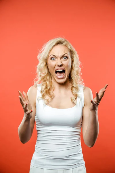 Scared Blonde Woman Looking Camera Screaming Red — Stock Photo, Image