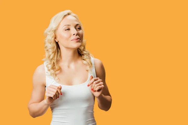 Mooie Blonde Vrouw Staande Wit Shirt Geïsoleerd Oranje — Stockfoto