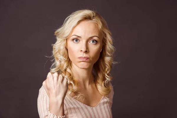 Boze Blonde Vrouw Kijkt Naar Camera Toont Vuist Geïsoleerd Zwart — Stockfoto