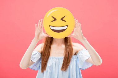 Kiev, Ukrayna-Mayıs 23, 2019: Kızıl saçlı kız pembe üzerinde izole gülen Smiley tutan ön görünümü
