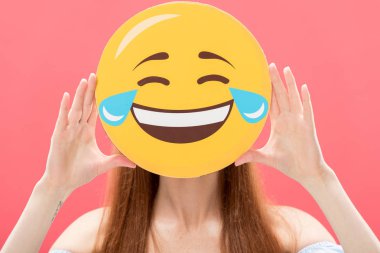 Kiev, Ukrayna-Mayıs 23, 2019: Kızıl saçlı kız pembe üzerinde izole gülen Smiley tutan ön görünümü