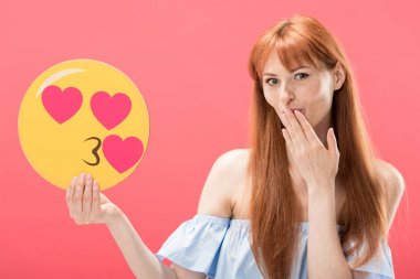 Kiev, Ukrayna-Mayıs 23, 2019: Redhead kız tutarak gülen ve el pembe üzerinde izole ağız kapsayan