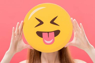 Kiev, Ukrayna-Mayıs 23, 2019: Kızıl saçlı kız pembe üzerinde izole gülen Smiley tutan ön görünümü