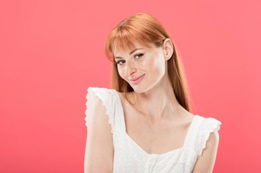 pembe izole poz beyaz elbiseli gülümseyen büyüleyici genç kızıl saçlı kadın