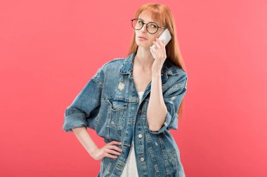 gözlük ve kot ceket pembe izole akıllı telefon konuşurken hoşnutsuz kız