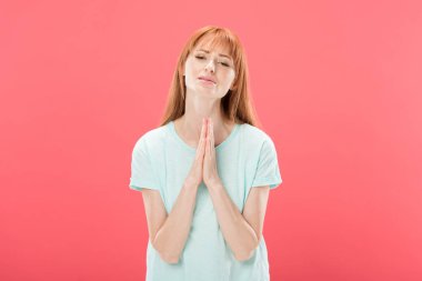 umutsuz kızıl saçlı kadının ön görünümü pembe izole jest lütfen gösteren