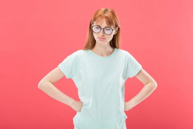 pembe izole kalçaelleri ile duran gözlük dalgın kızıl saçlı kadın