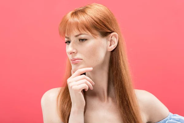 Peinzende Redhead Vrouw Aanraken Chin Zoek Weg Geïsoleerd Roze — Stockfoto