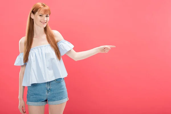 Smiling Redhead Woman Denim Shorts Pointing Finger Isolated Pink — Stock Photo, Image