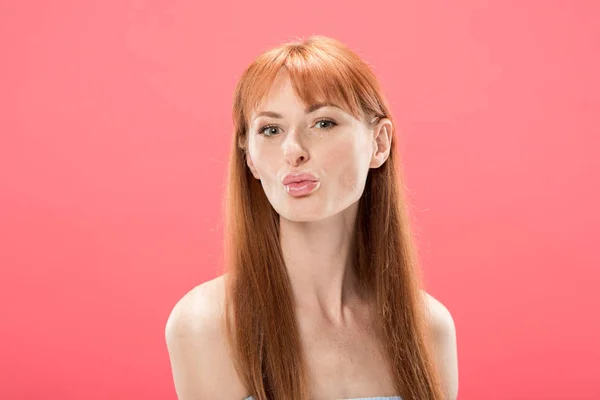 Гола Руда Дівчина Позує Поцілунком Виразом Обличчя Ізольована Рожевому — стокове фото