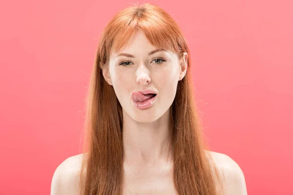 赤裸裸的红发女孩伸出舌头隔离在粉红色前视图 — 图库照片