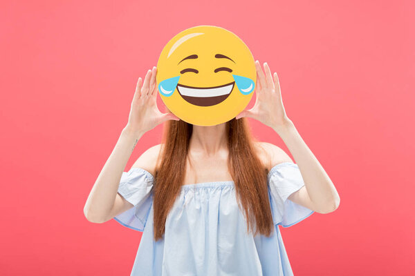 КИЕВ, УКРАИНА - 23 мая 2019 года: вид спереди рыжей девушки со смеющейся улыбкой, изолированной на розовом
