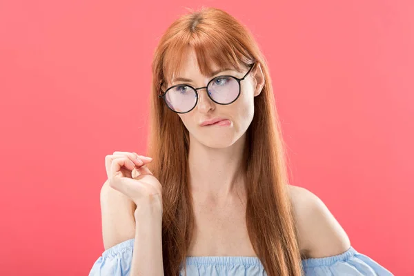 Menina Ruiva Pensativo Óculos Olhando Para Longe Isolado Rosa — Fotografia de Stock