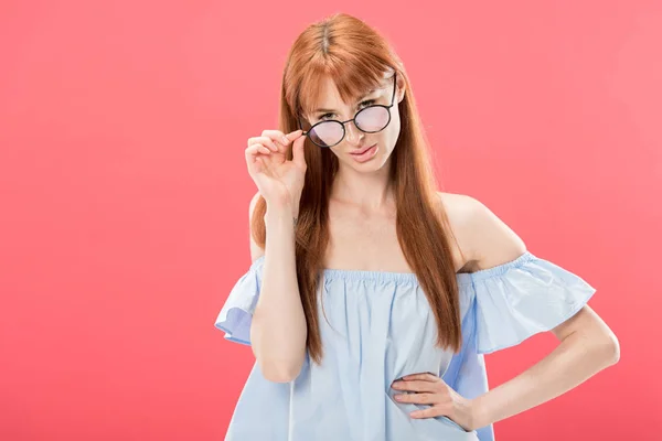 Atractiva Pelirroja Joven Gafas Pie Con Mano Cadera Aislado Rosa —  Fotos de Stock