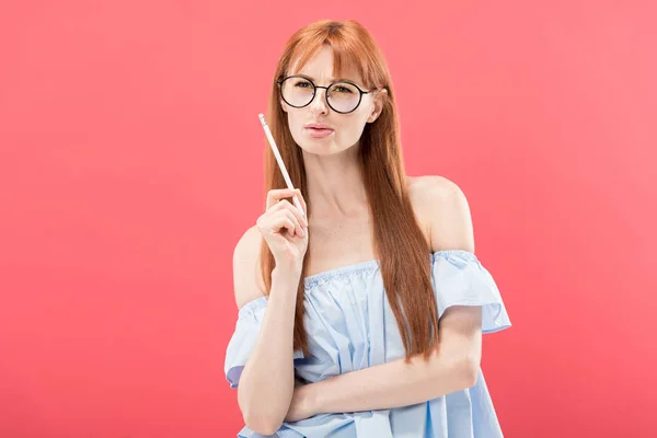 Fundersam Redhead Ung Kvinna Glasögon Håller Penna Isolerad Rosa — Stockfoto