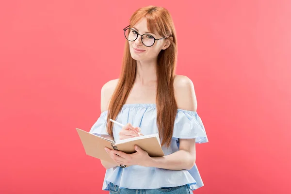 Atractiva Pelirroja Gafas Sosteniendo Lápiz Libro Texto Aislado Rosa — Foto de Stock