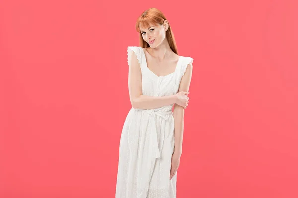 微笑迷人的年轻红发女人在白色礼服构成孤立的粉红色 — 图库照片