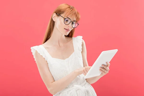 Hermosa Pelirroja Gafas Vestido Blanco Usando Tableta Digital Aislado Rosa — Foto de Stock