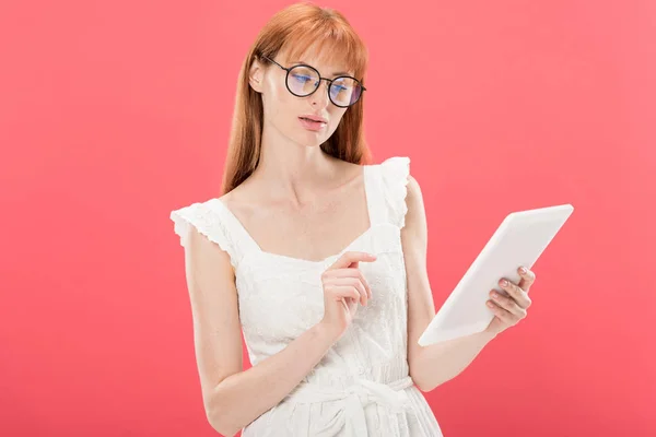 Pembe Izole Dijital Tablet Kullanarak Gözlük Beyaz Elbise Ciddi Kızıl — Stok fotoğraf