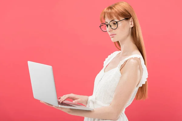 Serious Redhead Young Woman Glasses Using Laptop Isolated Pink — Stock Photo, Image