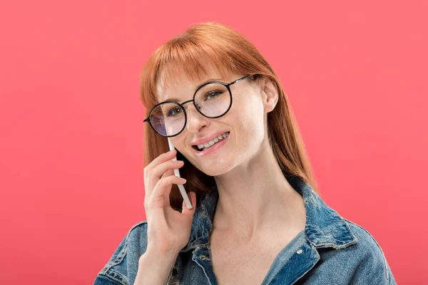 Ελκυστική Κοκκινομάλλα Κορίτσι Γυαλιά Και Ντένιμ Μπουφάν Μιλάει Στο Smartphone — Φωτογραφία Αρχείου