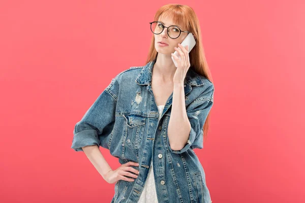 Missnöjd Flicka Glasögon Och Jeansjacka Pratar Smartphone Isolerad Rosa — Stockfoto