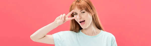 Panoramische Foto Van Aantrekkelijk Roodharige Meisje Shirt Glimlachend Toont Vredesteken — Stockfoto