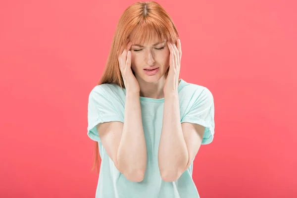 Vooraanzicht Van Jonge Roodharige Vrouw Shirt Met Hoofdpijn Aanraken Hoofd — Stockfoto